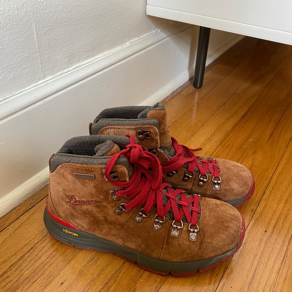 Dinner hiking boots 7.5